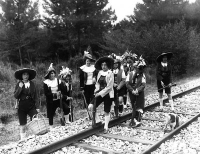 Villa Rosa Maltoni Mussolini: grupo de adolescentes posando en las vías del tren, vistiendo trajes tradicionales friulanos de Fratelli Alinari