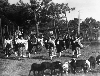 Villa Rosa Maltoni Mussolini: grupo de adolescentes con trajes tradicionales napolitanos (foto en b/n) de Fratelli Alinari
