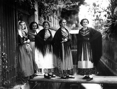 Villa Rosa Maltoni Mussolini: grupo de adolescentes con trajes tradicionales venecianos de Fratelli Alinari