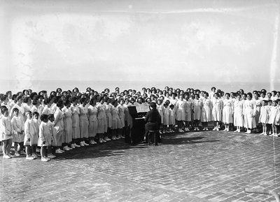 Villa Rosa Maltoni Mussolini: grupo de chicas practicando una canción de Fratelli Alinari