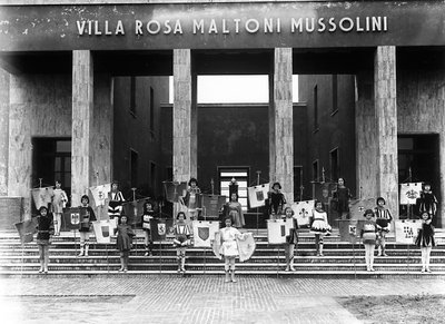 Villa Rosa Maltoni Mussolini: grupo de niñas vestidas como pajes de Fratelli Alinari