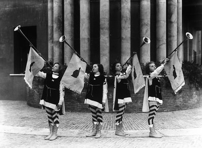 Villa Rosa Maltoni Mussolini: grupo de niñas jóvenes vestidas como pajes de Fratelli Alinari
