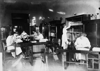 Villa Rosa Maltoni Mussolini: estudiando en la biblioteca de Fratelli Alinari