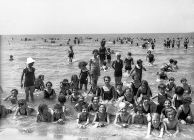 Villa Rosa Maltoni Mussolini: estudiantes de campamento de verano, posando durante un baño (foto en b/n) de Fratelli Alinari