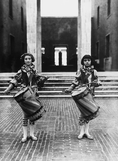 Villa Rosa Maltoni Mussolini: dos niñas vestidas como pajes de Fratelli Alinari