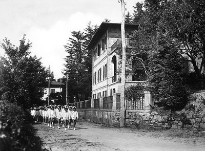 Villa Rosa Maltoni Mussolini: jóvenes estudiantes en un paseo de Fratelli Alinari