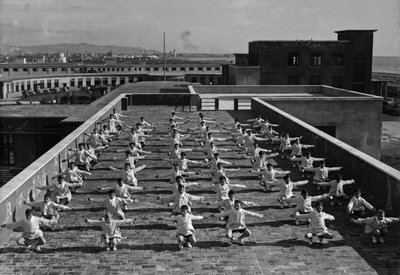 Villa Rosa Maltoni Mussolini: jóvenes estudiantes haciendo ejercicio (foto en b/n) de Fratelli Alinari