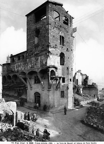 Segunda Guerra Mundial: Daños causados por el bombardeo en la Torre Mannelli al final del Ponte Vecchio, en Florencia. Esta fotografía fue parte de la Colección Brogi, pero ahora pertenece a la Colección Alinari de Fratelli Alinari
