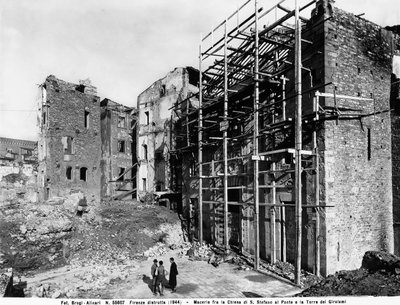 Segunda Guerra Mundial: Daños causados por el bombardeo entre la Iglesia de Santo Stefano al Ponte y la Torre Girolami, en Florencia. Esta fotografía fue anteriormente parte de la Colección Brogi, pero ahora pertenece a la Colección Alinari (foto en b/n) de Fratelli Alinari