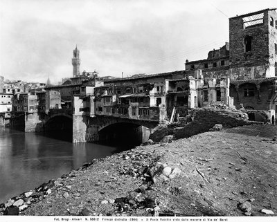 Segunda Guerra Mundial: el Ponte Vecchio, visto desde los escombros de Borgo S. Jacopo, en Florencia después del bombardeo. Esta fotografía fue anteriormente parte de la Colección Brogi, pero ahora pertenece a la Colección Alinari (foto en b/n) de Fratelli Alinari