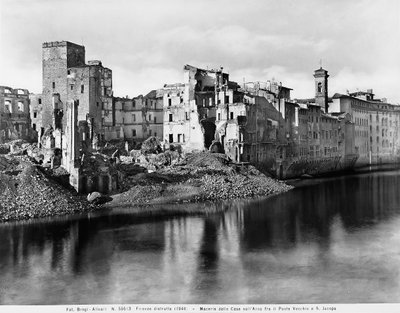 Segunda Guerra Mundial: las casas a lo largo del río Arno, entre el Ponte Vecchio y San Jacopo en Florencia, después del bombardeo. Esta fotografía fue anteriormente parte de la Colección Brogi, pero ahora pertenece a la Colección Alinari de Fratelli Alinari