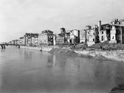 Segunda Guerra Mundial: los escombros a lo largo del río Arno en Florencia, después del bombardeo. Esta fotografía, anteriormente parte de la Colección Brogi, ahora pertenece a la Colección Alinari de Fratelli Alinari