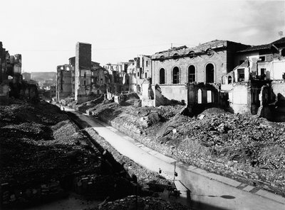 Segunda Guerra Mundial: los escombros en Borgo San Jacopo en Florencia, después del bombardeo. Esta fotografía, anteriormente parte de la Colección Brogi, ahora pertenece a la Colección Alinari de Fratelli Alinari