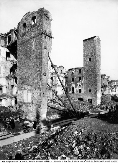 Segunda Guerra Mundial: los escombros en Via Por Santa Maria con las Torres de los Baldovinetti y Amidei en Florencia, después del bombardeo. Esta fotografía fue anteriormente parte de la Colección Brogi, pero ahora pertenece a la Colección Alinari de Fratelli Alinari