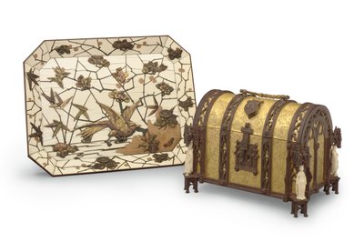 Plato, marquetería de Ferdinand Duvinage, y cofre de joyería de estilo gótico, ambos c.1880 de Alphonse Gustave Giroux