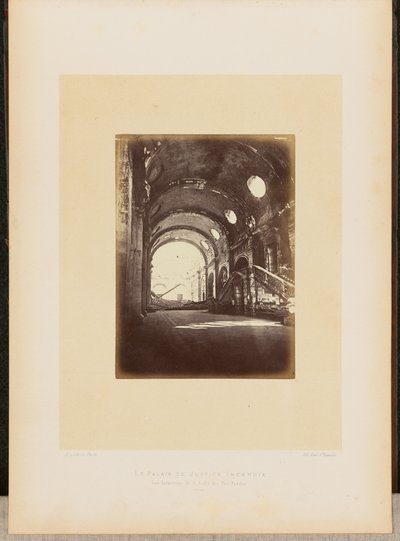 El Palacio de Justicia en llamas. Vista interior de la Salle des Pas-Perdus. de Alphonse J. Liébert