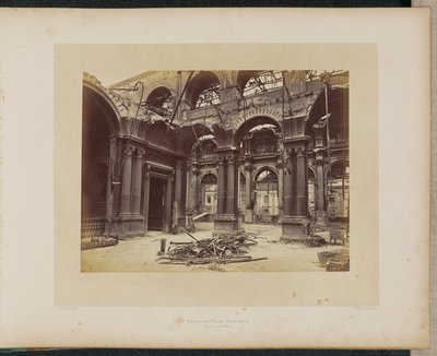 Hôtel de Ville incendiado. Entrada a los Salones. de Alphonse J. Liébert