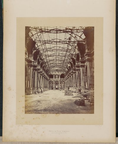 Hôtel de Ville incendiado. Interior del gran salón de fiestas. de Alphonse J. Liébert