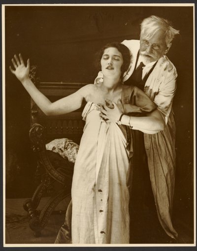 [Alphonse Mucha en traje con su hija Jaroslava como modelo para el cartel, "De Forest Phonofilm", la primera película sonora proyectada en el cine Bio Adria (Praga), Zbiroh, Bohemia]. de Alphonse Maria Mucha