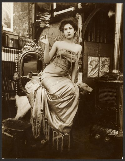 [Modelo femenino sosteniendo una rama de laurel, París] de Alphonse Maria Mucha