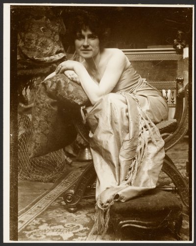 [Modelo femenina posando para el panel decorativo "Esmeralda", utilizado a principios de los años 30 para otros dibujos y pinturas, París]. de Alphonse Maria Mucha