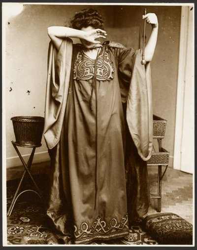 [Modelo femenina de pie con una mano sobre la cara y un orbe en la otra.] de Alphonse Maria Mucha