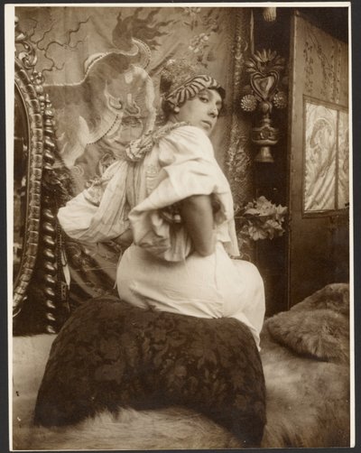 [Modelo femenino utilizado en los paneles decorativos de 1908 del Teatro Alemán (Nueva York), París]. de Alphonse Maria Mucha