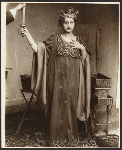 [Modelo femenino con corona y espada en la mano] de Alphonse Maria Mucha