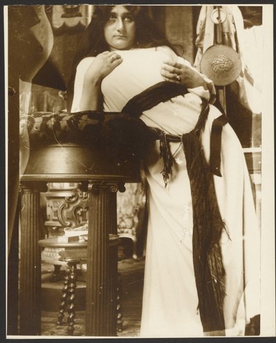 [Modelo femenino para la ilustración de "Cloches de Noël et de Pâques" de Emil Gebhart, París]. de Alphonse Maria Mucha