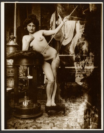 [Desnudo femenino con una lanza, París] de Alphonse Maria Mucha