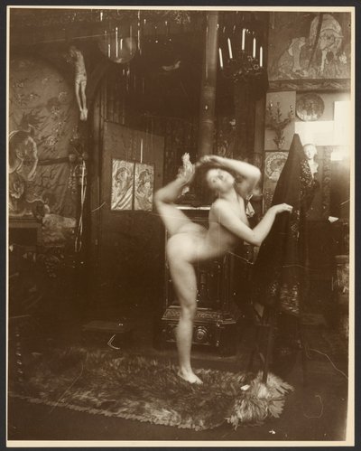 [Modelo femenina desnuda como bailarina, París] de Alphonse Maria Mucha