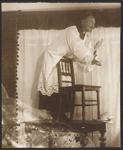 [Autorretrato de Alphonse Mucha posando como "Jan Jus" para su cuadro "El maestro John Juss predicando en la capilla de Belén" (1916) del "Ciclo de la Epopeya de los Eslavos, Zbiroh, Bohemia"]. de Alphonse Maria Mucha