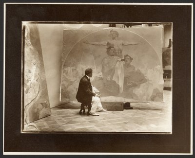[Autorretrato de Alphonse Mucha trabajando en "Lunette, a través de la fuerza hacia la libertad, a través del amor hacia la unidad" para la Casa Municipal del Ayuntamiento de Praga]. de Alphonse Maria Mucha