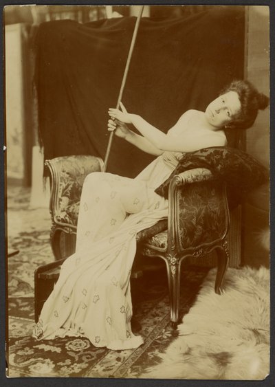 [Mujer modelando en un banco] de Alphonse Maria Mucha