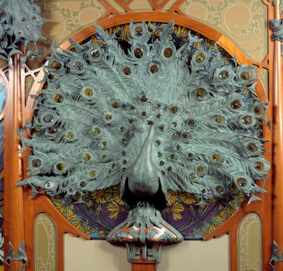 Art Nouveau: decoración interior de la tienda del joyero Georges Fouquet (1862-1957) en París: escultura de pavos reales en bronce de Alphonse Mucha