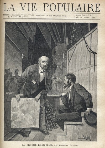Detrás del escenario de un teatro, lleno de accesorios y decorados, los actores salen del escenario, un hombre de mediana edad se dirige a un joven sentado, pensativo, mientras agita una hoja para producir el sonido de la tormenta de Alphonse Mucha
