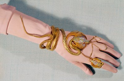 Brazalete y anillo de la comediante Henriette Rosine Bernard, llamada Sarah Bernhardt de Alphonse Mucha