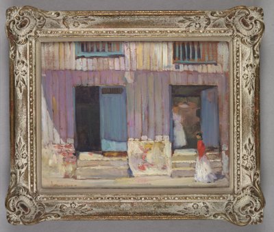 Mujer caminando frente a edificios de Alson Skinner Clark