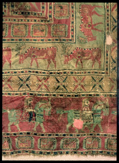 Alfombra con caballos y jinetes, ciervos y grifos, de los Túmulos Funerarios de Pazyryk, siglo V-IV a.C. (textil) de Altaic School
