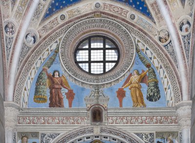 Ángeles con escudos rojos y decoraciones de Ambrogio da Fossano