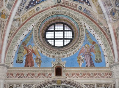 Ángeles con escudos sosteniendo guirnaldas de Ambrogio da Fossano