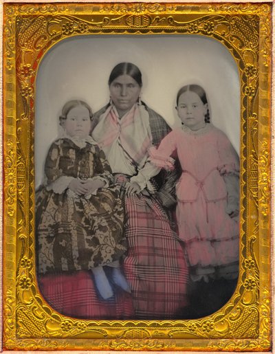 Retrato de una mujer y dos niñas de American 19th Century