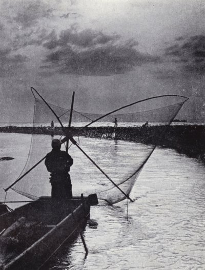 Un pescador japonés sacando su red (foto en blanco y negro) de American Photographer (after)