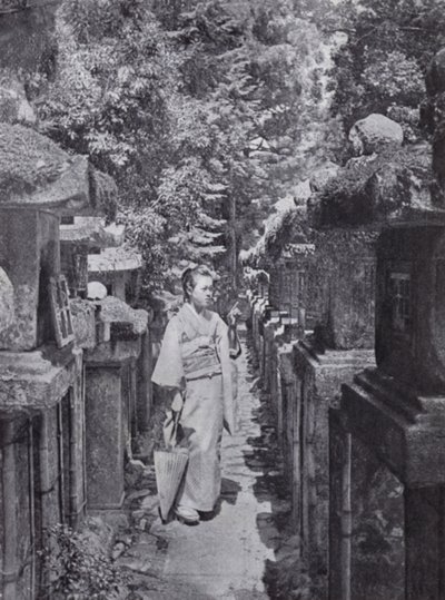 Una devota contando las linternas de piedra en Kasuga (foto en blanco y negro) de American Photographer (after)