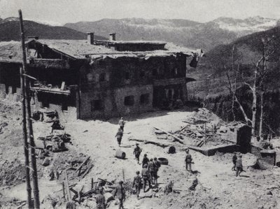 Tropas estadounidenses y francesas inspeccionan las ruinas de la retirada del líder nazi Adolf Hitler en Berchtesgaden, en los Alpes bávaros, Segunda Guerra Mundial, mayo de 1945 (fotografía en blanco y negro). de American Photographer (after)