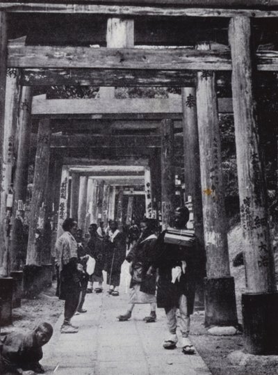 Una aproximación al Templo Shinto de Inari (foto en b/n) de American Photographer (after)