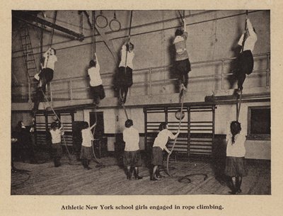 Chicas atléticas de una escuela de Nueva York practicando escalada de cuerda de American Photographer (after)