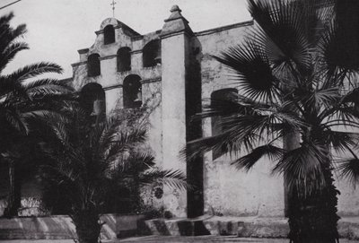 California: Campanas de la Misión San Gabriel, fundada en 1771, en las laderas de colinas cubiertas de amapolas cerca de Pasadena de American Photographer (after)