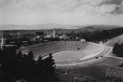 California: Berkeley, Estadio Memorial de la Universidad de California, con capacidad para 75,000 personas de American Photographer (after)