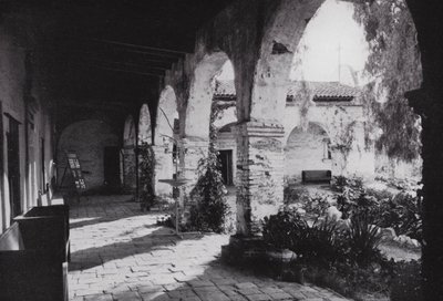 California: Misión San Juan Capistrano, fundada en 1776, al sur de Los Ángeles de American Photographer (after)